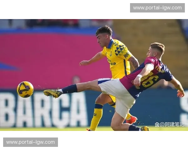 帕拉达染红致球队少人，阿拉维斯后卫鲁莽犯规代价沉重