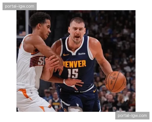 掘金进攻体系围绕约基奇高位策应展开，团队传导球创造高效出手